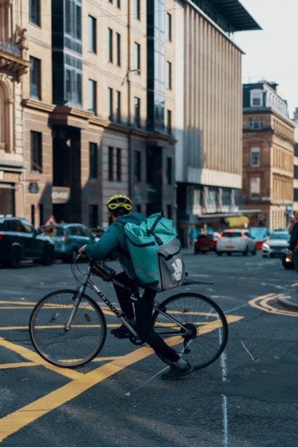 Coursier Deliveroo pendant une livraison