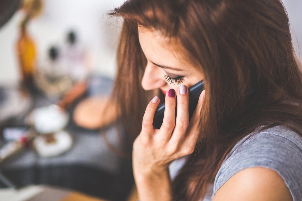 Imagen-Mujer-Llamada-Consulta-Movil-Telefono